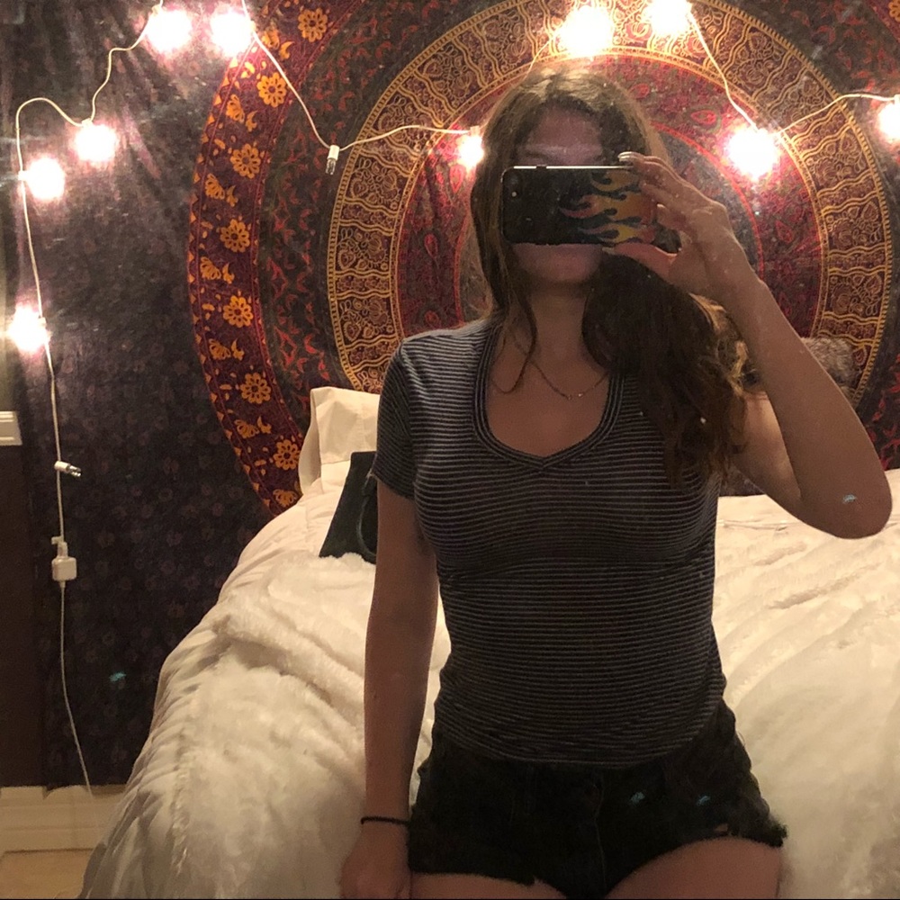 BRANDY MELVILLE STRIPED V NECK T-SHIRT